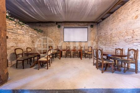 Pronájm multifunkčního  prostoru, OV, 210 m2,ul. Husovo náměstí 10, Hostivice, Středočeský kraj 