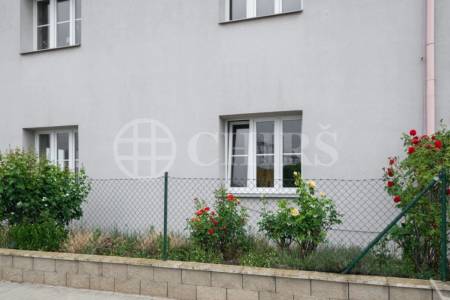 Prodej bytové jednotky 2+1, předzahrádka, parkovací stání, OV, 90,9 m2, ul. U Pekáren 253/2, Praha 15 - Hostivař