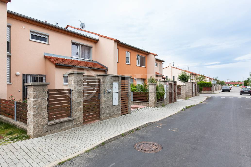 Prodej řadového rodinného domu 4+kk/B/G/Z, OV, ul. Dělená 981/30, Praha 5 - Řeporyje 