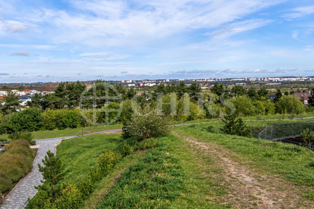 Prodej bytu 2+kk s balkonem, sklepem a garážovým stáním, DV, 47 m2, ul. Honzíkova, Praha 10 - Štěrboholy