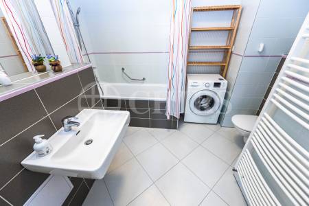 Prodej bytu 2+kk se dvěma balkony a garážovým stáním, OV, 74m2, Svitákova 2790/3, Praha 5 - Stodůlky