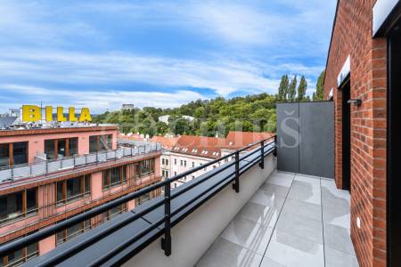 Prodej bytu 3+kk se dvěma terasami, sklepy a garážovými stáními, OV, 83 m2, ul. Hartigova, Praha 3 - Žižkov