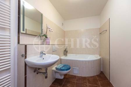 Prodej rodinného domu 5+kk s balkonem, garáží a zahradou, ul. Dělená 961/4, Praha 5 - Řeporyje