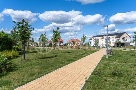 Prodej bytu 3+kk s terasou, zahradou 315m2 a dvěma parkovacími stáními , OV, 60 m2, ul. Příhodova, Chýně