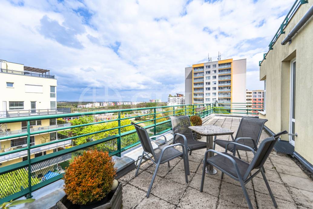Pronájem bytu 4+kk, 111,2 m² s velkou terasou, lodžií a garáží, ul. Voskovcova 1130/26, Praha 5 - Barrandov