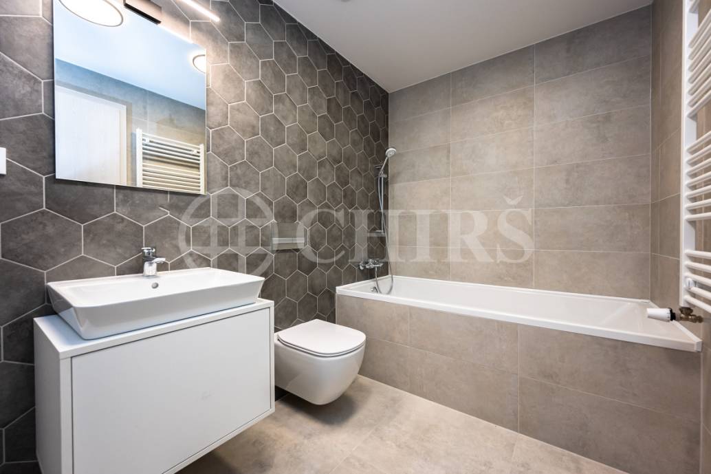 Pronájem bytu 2+kk/T + garážové stání, OV, 60m2 + 5m2 terasa, ul. Ocelářská 2625/17, P-9 Libeň Pronájem bytu 2+kk/T + garážové stání, OV, 60m2 + 5m2 terasa, ul. Ocelářská 2625/17, P-9 Libeň