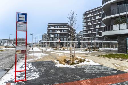 Pronájem bytu 3+kk, 77m² s předzahrádkou, sklepem a garážovým stáním, OV, ul. Bělohlávkova 3158/6, Praha 5 - Stodůlky