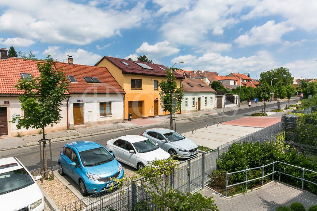 Pronájem bytu 2+kk s terasou, GS a sklepem, OV, 76 m2, ul. Na Dlážděnce 2463/1b, Praha 8 - Kobylisy