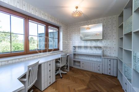 Pronájem rodinného domu 5+kk se zahradou, garáží a balkonem, ul. Mezi Lány 756/7b, Praha 5 - Jinonice