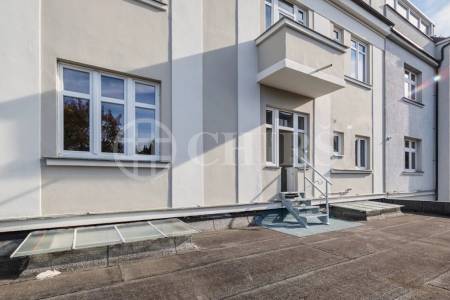 Prodej bytové jednotky s pochozí střechou 2+1, OV, 53 m2, ul. Za Vokovickou vozovnou 362/19, P- 6