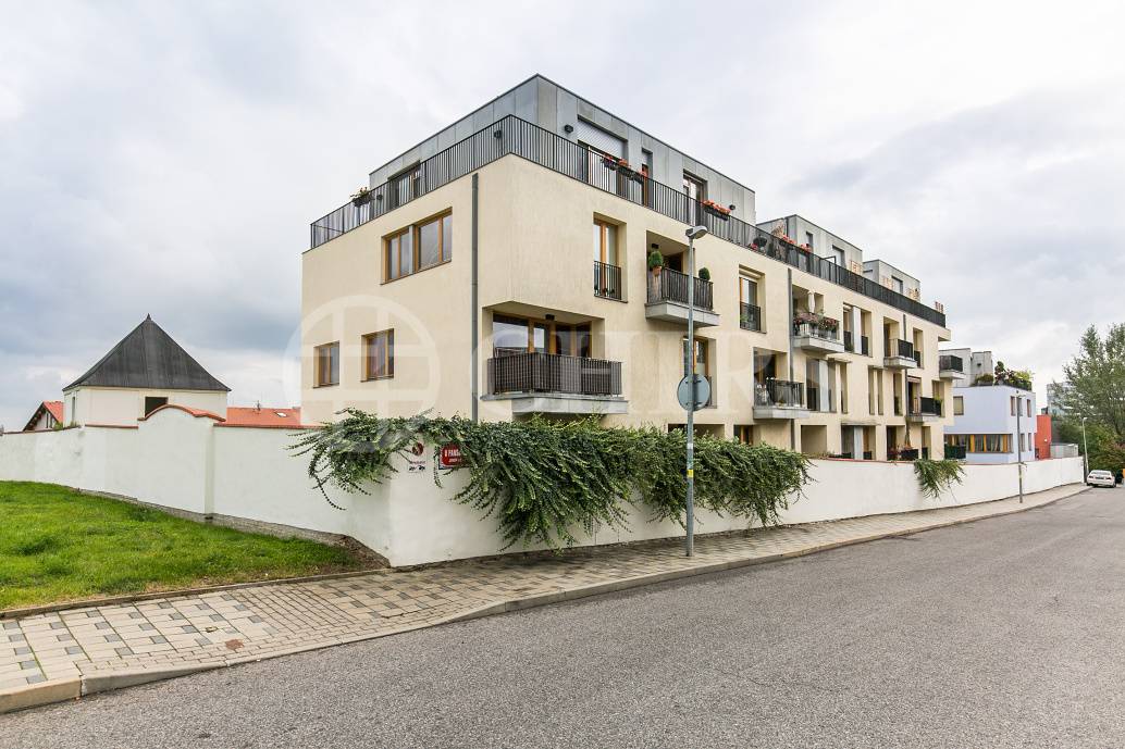 Prodej bytu 4+kk s balkonem a 2x garážovým stáním, OV, 113m2, ul. Za Zámečkem 746/5a, Praha 5 - Jinonice