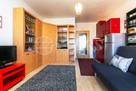 Prodej bytu 1+kk s balkonem a garážovým stáním, OV, 29,5m2, ul. Na Výrovně 2693/2, Praha 5 - Stodůlky
