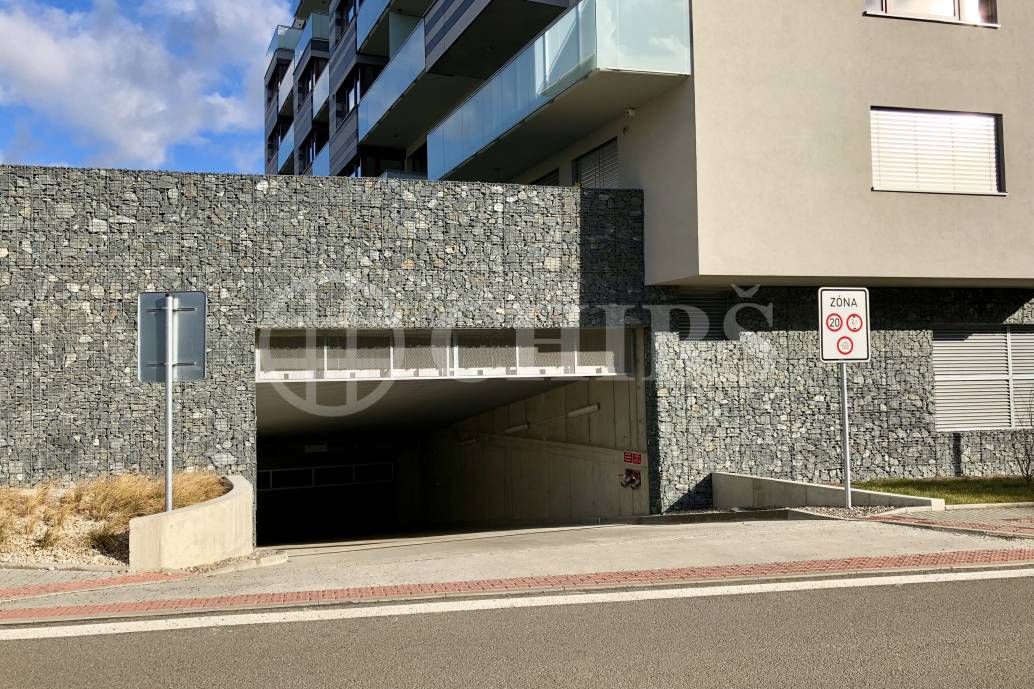 Prodej garážového stání, OV, 12 m2, ul. Pod stolovou horou 975/1, P5 - Jinonice