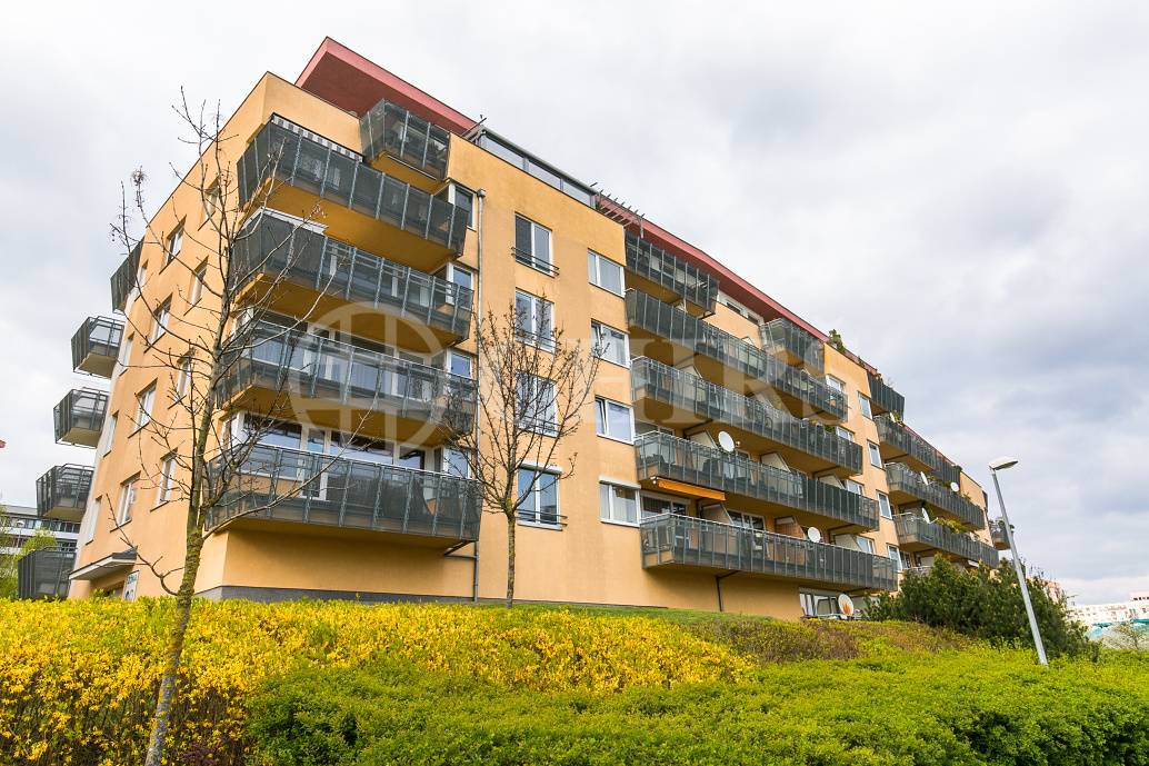 Pronájem bytu 3+kk s terasou a garážovým stáním, OV, 87m2, ul. Melodická 1380/5, Praha 13 - Hůrka