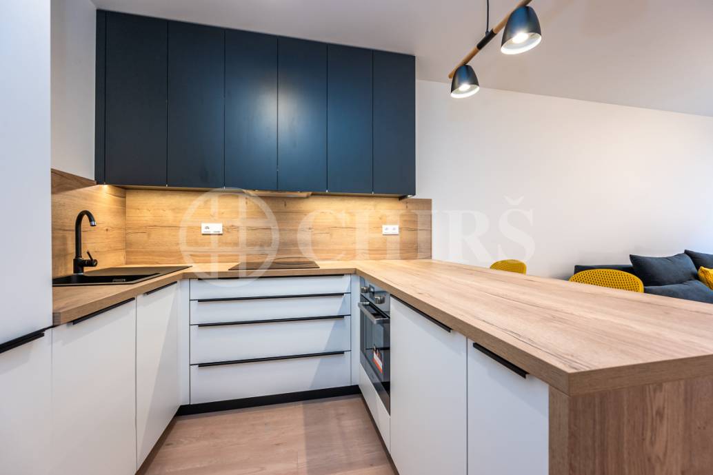 Pronájem bytu 1+kk/T + garážové stání, OV, 37m2 + 8m2 terasa, ul. Ocelářská 2625/17, P-9 Libeň Pronájem bytu 1+kk/T + garážové stání, OV, 37m2 + 8m2 terasa, ul. Ocelářská 2625/17, P-9 Libeň