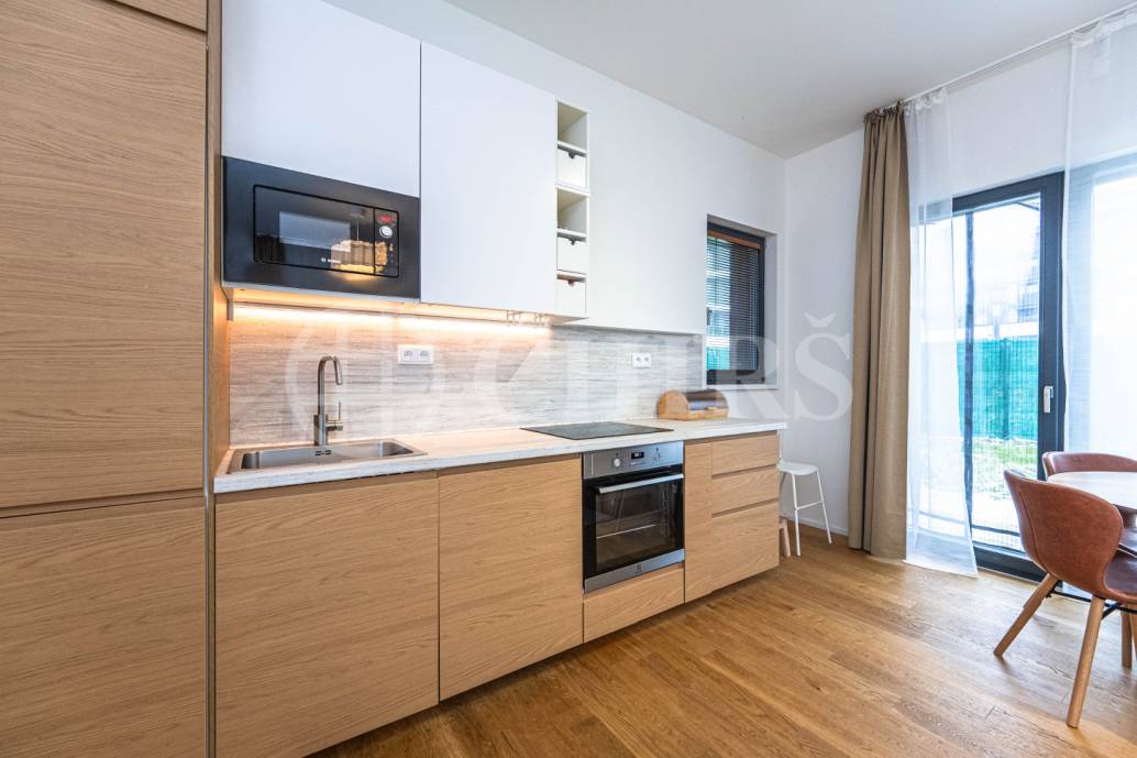 Pronájem bytu 3+kk, 77m² s předzahrádkou, sklepem a garážovým stáním, OV, ul. Bělohlávkova 3158/6, Praha 5 - Stodůlky