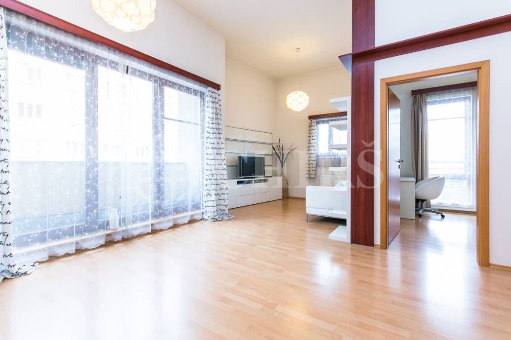 Pronájem ateliéru 2+kk s balkonem, OV, 58m2, ul. Pod Klamovkou 1268/3, Praha 5 - Košíře