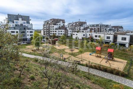 Prodej bytu 2+kk s balkonem, sklepem a garážovým stáním, DV, 47 m2, ul. Honzíkova, Praha 10 - Štěrboholy
