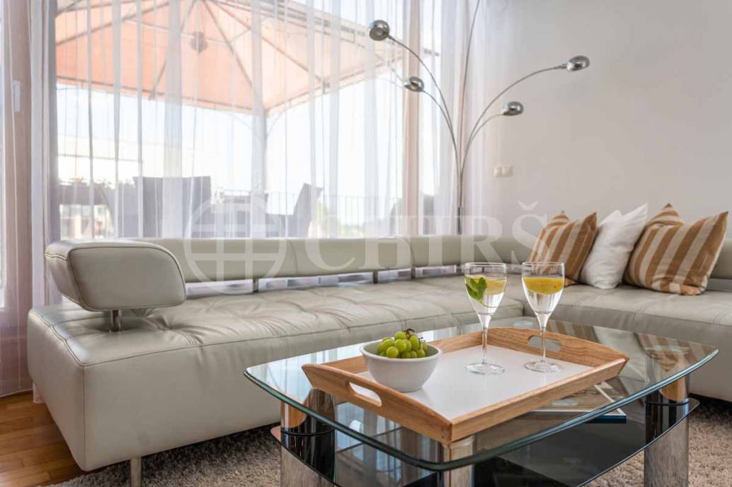 Pronájem bytu 4+kk se dvěma terasami a garážovým stáním, OV, 120m2, ul. Za Zámečkem 746/3, Praha 5 - Jinonice