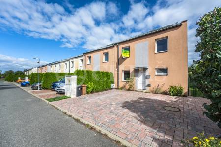 Pronájem řadového domu 4+kk, OV, 100 m2, zahrada 239 m2, Drahelčice, Praha - západ