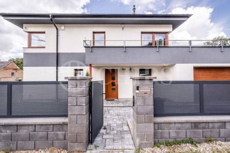 Prodej rodinného domu 5+kk s bazénem, zahradou a garáží, ul. U Mlýna 324, Chrustenice