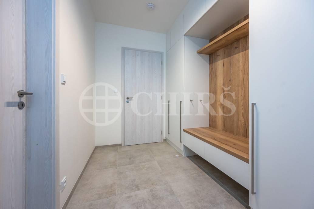 Pronájem bytu 1+kk/T + garážové stání, OV, 37m2 + 8m2 terasa, ul. Ocelářská 2625/17, P-9 Libeň Pronájem bytu 1+kk/T + garážové stání, OV, 37m2 + 8m2 terasa, ul. Ocelářská 2625/17, P-9 Libeň