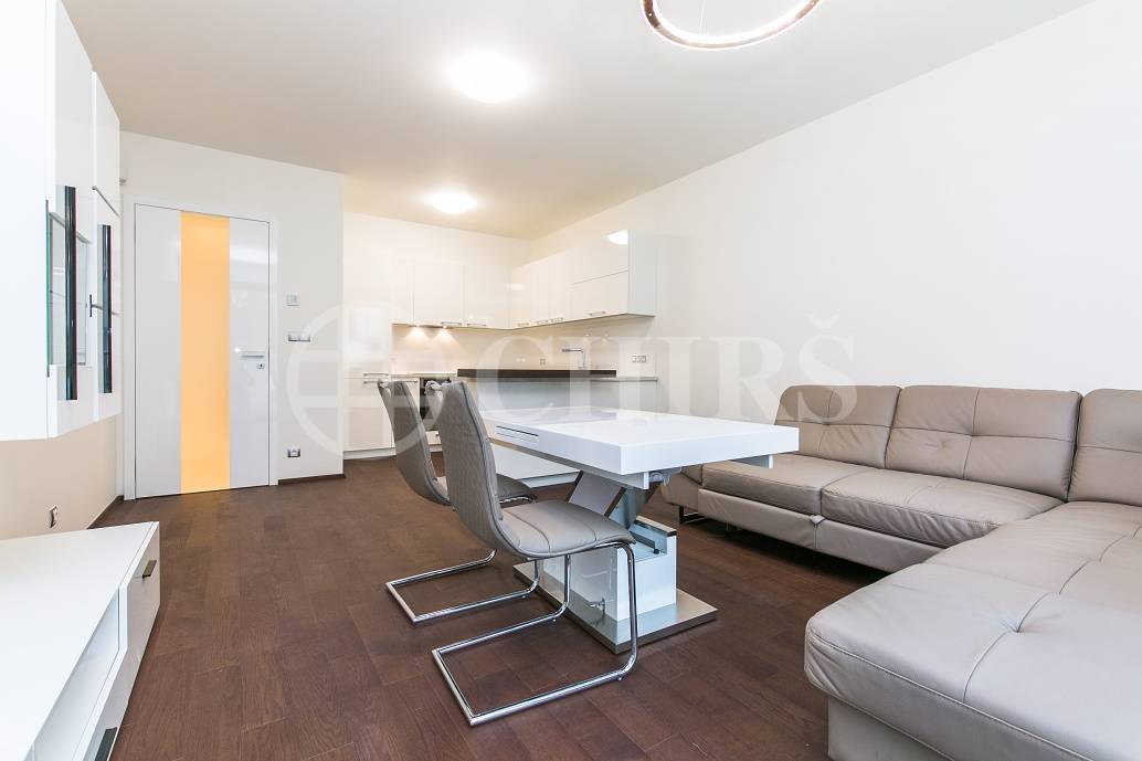 Pronájem bytu 2+kk s lodžií a garážovým stáním, OV, 66m2, ul. U Nikolajky 3325/34, Praha 5 - Smíchov