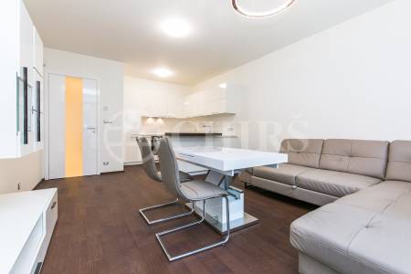 Pronájem bytu 2+kk s lodžií a garážovým stáním, OV, 66m2, ul. U Nikolajky 3325/34, Praha 5 - Smíchov