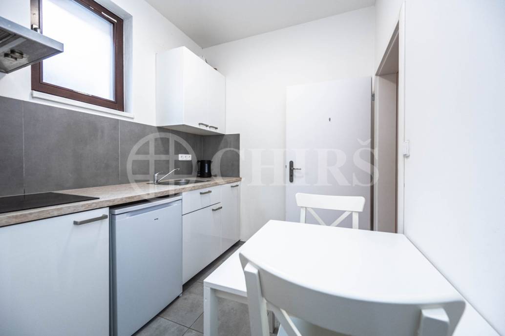 Pronájem bytu 1+kk, OV, 30 m2, ul. Husovo náměstí 10,  Hostivice