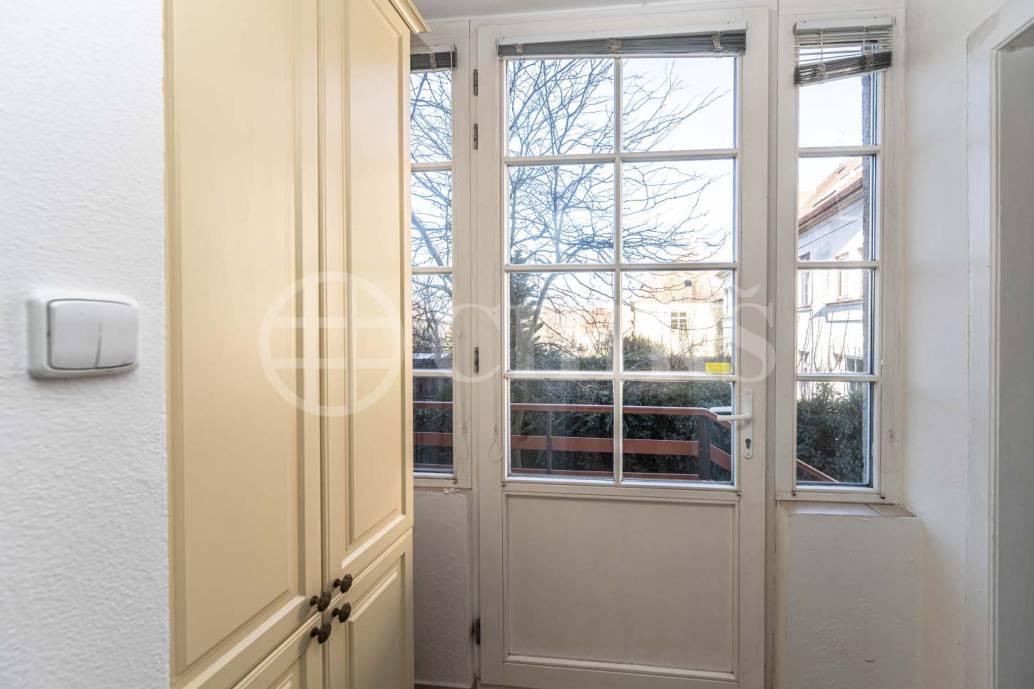 Pronájem RD 5+1 se zahradou, OV, ul. Na Ořechovce 201/20, Praha 6 - Střešovice