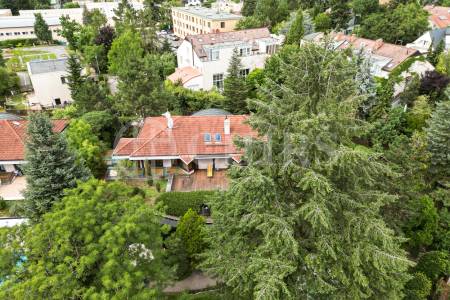 Pronájem rodinného domu 9+1 se zahradou, bazénem a garáží, OV, 390 m2, ul. Ke Školce, Průhonice, Praha-západ