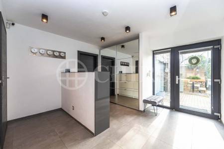 Prodej rodinného domu 5+kk s terasou, dvěma garážemi a zahradou, ul. K Rozvodně 1094/26, Praha 5 - Slivenec