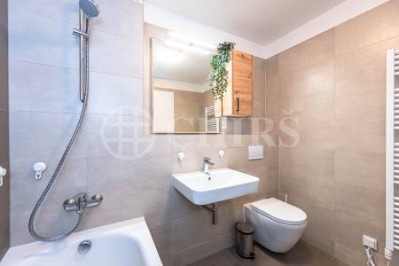 Pronájem bytu 3+kk, 77m² s předzahrádkou, sklepem a garážovým stáním, OV, ul. Bělohlávkova 3158/6, Praha 5 - Stodůlky