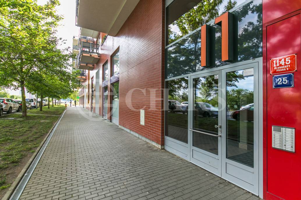 Prodej bytu 2+kk s předzahrádkou a garážovým stáním, OV, 47m2, ul. Werichova 1145/25, Praha 5 - Hlubočepy