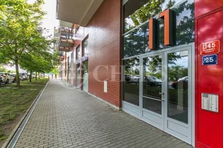 Prodej bytu 2+kk s předzahrádkou a garážovým stáním, OV, 47m2, ul. Werichova 1145/25, Praha 5 - Hlubočepy