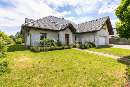 Prodej rodinného domu 6+1, 360 m2 s terasou,  zahradou, bazénem a garážovým stáním, Trnová 179, Trnová u Jíloviště 