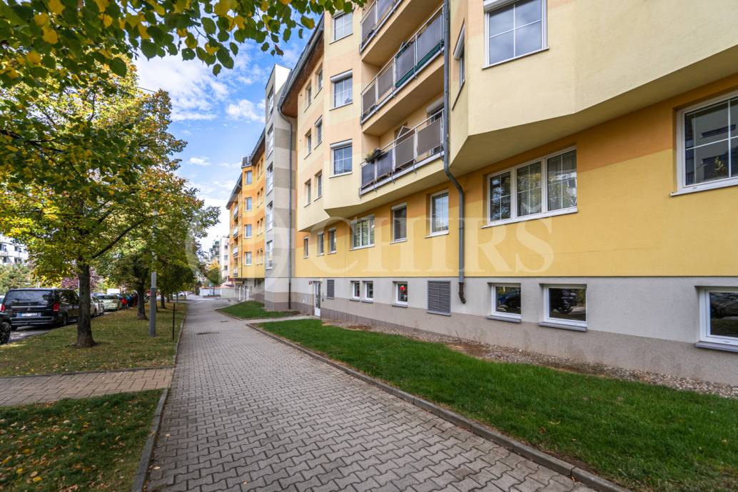 Prodej bytu 3+1 s  terasou, OV, 75 m², ul. Voskovcova 1075/61,  Praha 5 – Barrandov