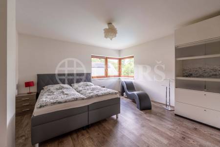 Prodej rodinného domu 5+kk s bazénem, zahradou a garáží, ul. U Mlýna 324, Chrustenice