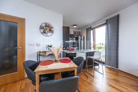 Pronájem bytu 3+kk s lodžií, balkonem, garážovým stáním a sklepem, OV, 96m2, ul. Nad Dalejským údolím 2688/1, Praha 5 - Stodůlky