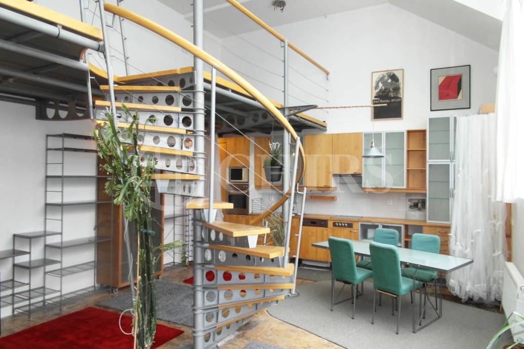 Pronájem nezařízeného klasického atelieru ve vile U páté baterie 938/40, Praha 6