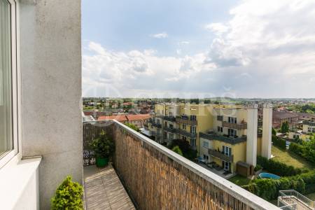 Prodej bytu 2+kk s balkonem a garážovým stáním, OV, 58m2, ul. Wiesenthalova 1036/10, Praha 5 - Řeporyje