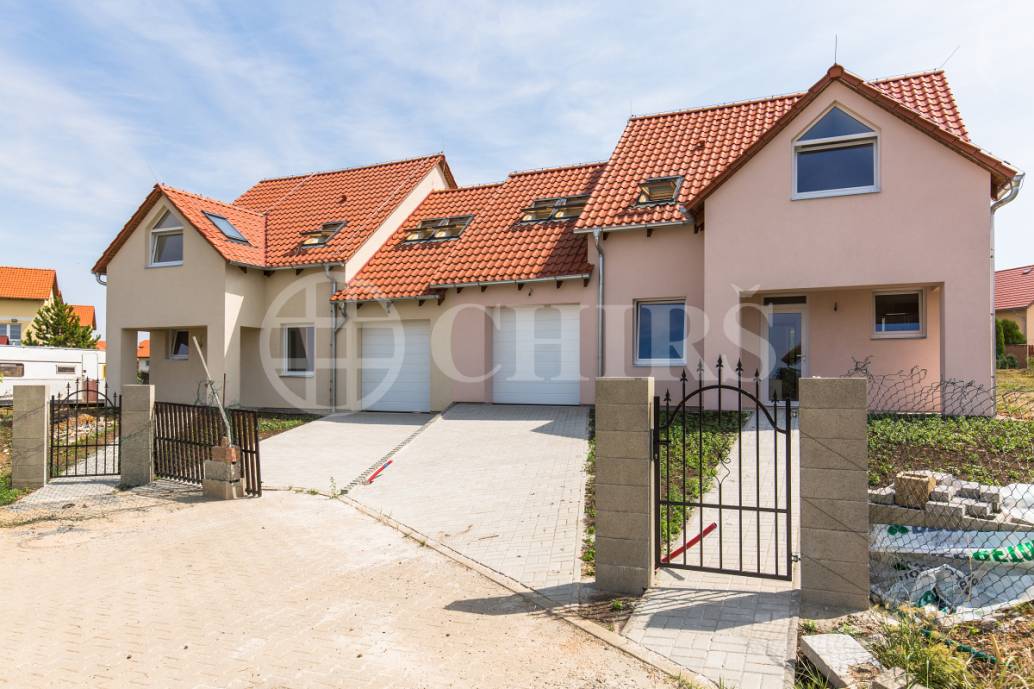 Prodej rodinného domu 5+kk s terasou a garáží, OV, 150m2, Holubice - Kozinec, Praha - západ