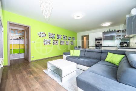Prodej bytu 3+kk/L, sklep, garáž, OV, cca 100m2 vč. lodžie a sklepa, ul. Sokolovská 1019/312a, P-9