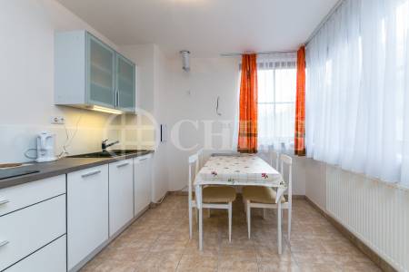 Pronájem bytu 1+kk s balkónem a garážovým stáním, OV, 43 m2, ul. Lindleyova 2724/7, Praha 6 - Dejvice