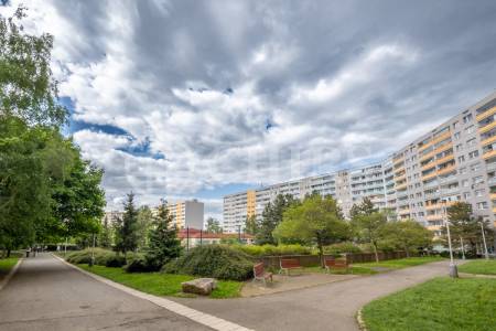 Prodej bytu 2+kk se sklepem, DV, 43 m2, ul. Bellušova 1818/35, Praha 13 - Stodůlky