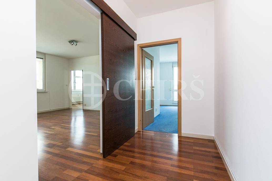 Pronájem bytu 3+kk s lodžií, terasou a garážovým stáním, OV, 76m2, ul. Voskovcova 1130/30, Praha 5 - Barrandov