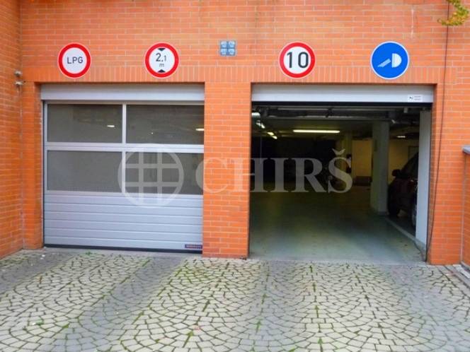 Prodej garážového stání, OV, 15m2, ul. Paťanka 2614/11, Praha 6 - Dejvice