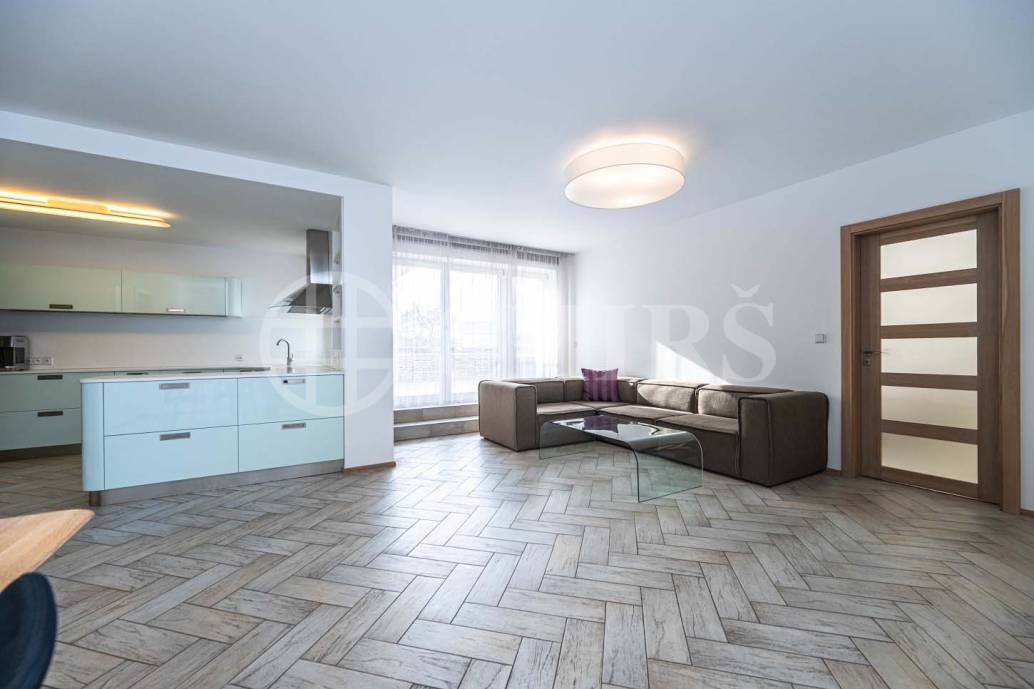 Prodej bytu 4+kk s terasou a uzamykatelnými garážemi, OV, 180m2, ul. Klausova 2559/11, Praha 5 - Stodůlky