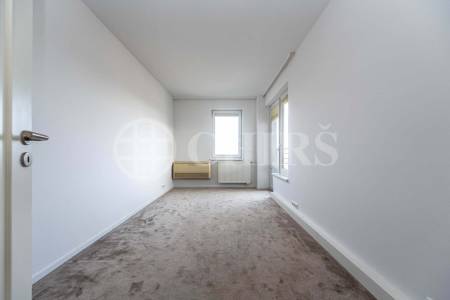 Prodej bytu 4+1 s balkonem, lodžií, sklepem a garážovými stáními, OV, 172m2, ul. Klausova 1361/13a, Praha 5 - Stodůlky