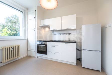Pronájem bytu 2+1, 43m2, šatna, sklep ul. Na Betonce 1361/3, Praha 5 - Radotín